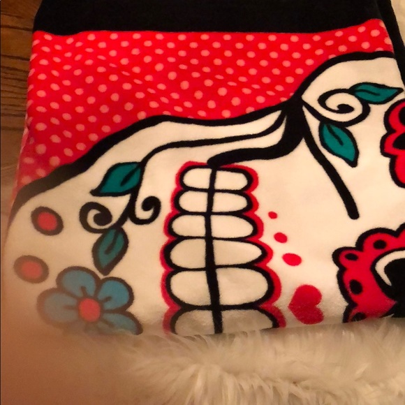 BETSEY JOHNSON SKULL FACE 100% COTTON BEACH TOWEL - Picture 4 of 4